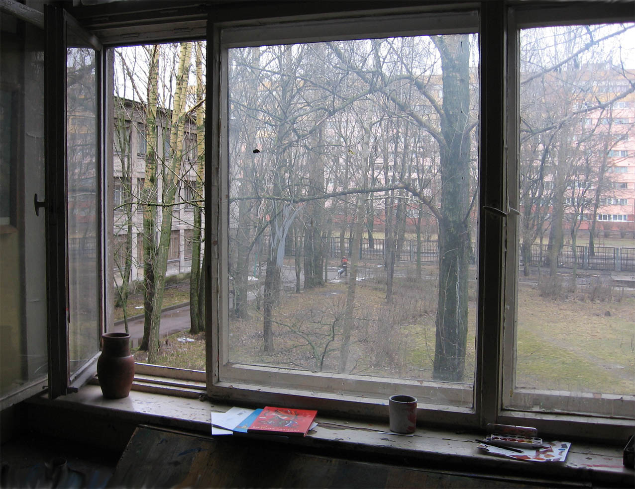 Вид из окна класса рисования.