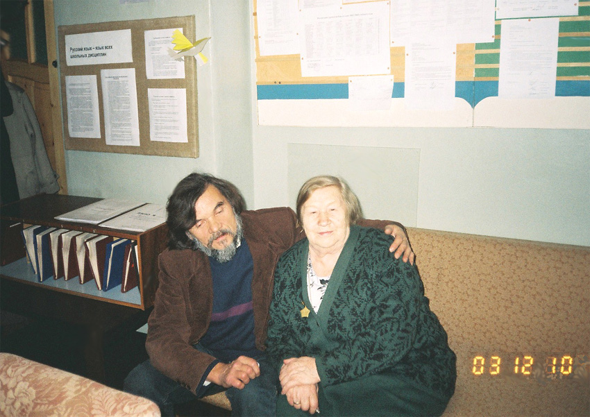Л.Г.Симахин с Л.И.Молчановой в учительской. 2003 г.
